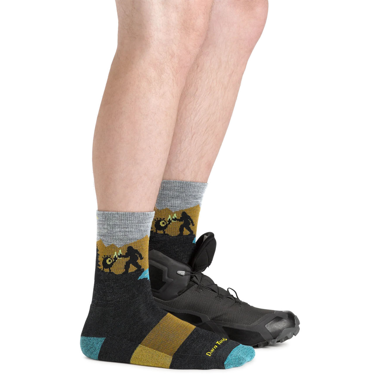 Darn Tough Men's Close Encounters Micro Crew Midweight Hiking Socks with Cushioning 2025
